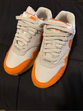 Nike Air Max 1 Low-Top Sneakers in Light Gray and Orange Accents